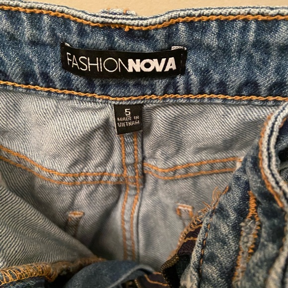 Fashionova Distressed Boyfriend Jeans. Light wash, size 5(27/28). NWOT. - Picture 3 of 5